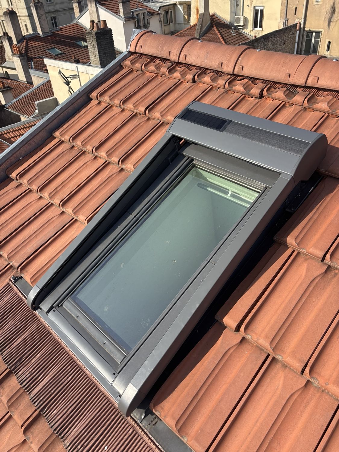 Volet roulant solaire ouvert